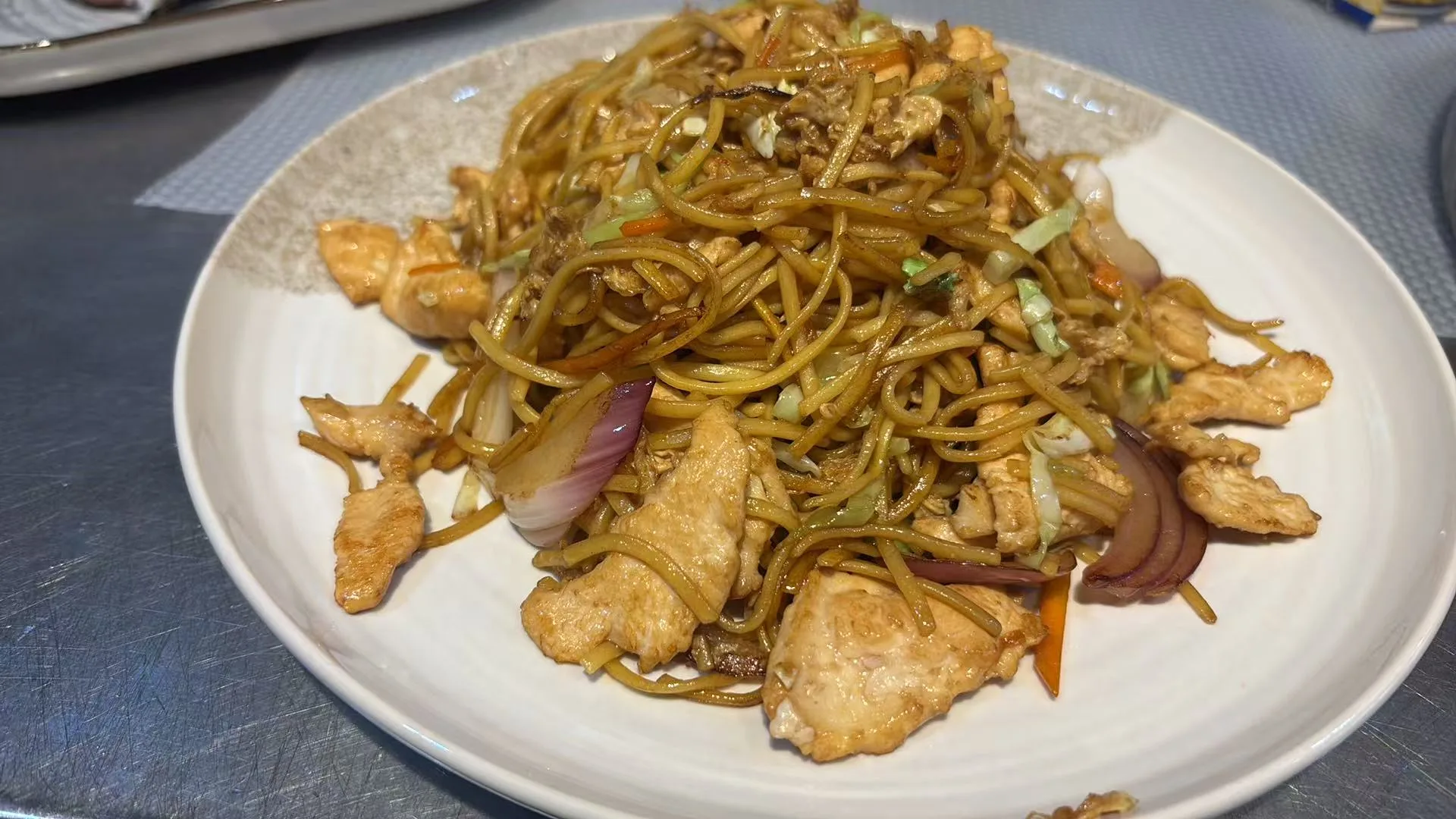 46.TALLARINES CON POLLO/鸡肉炒面